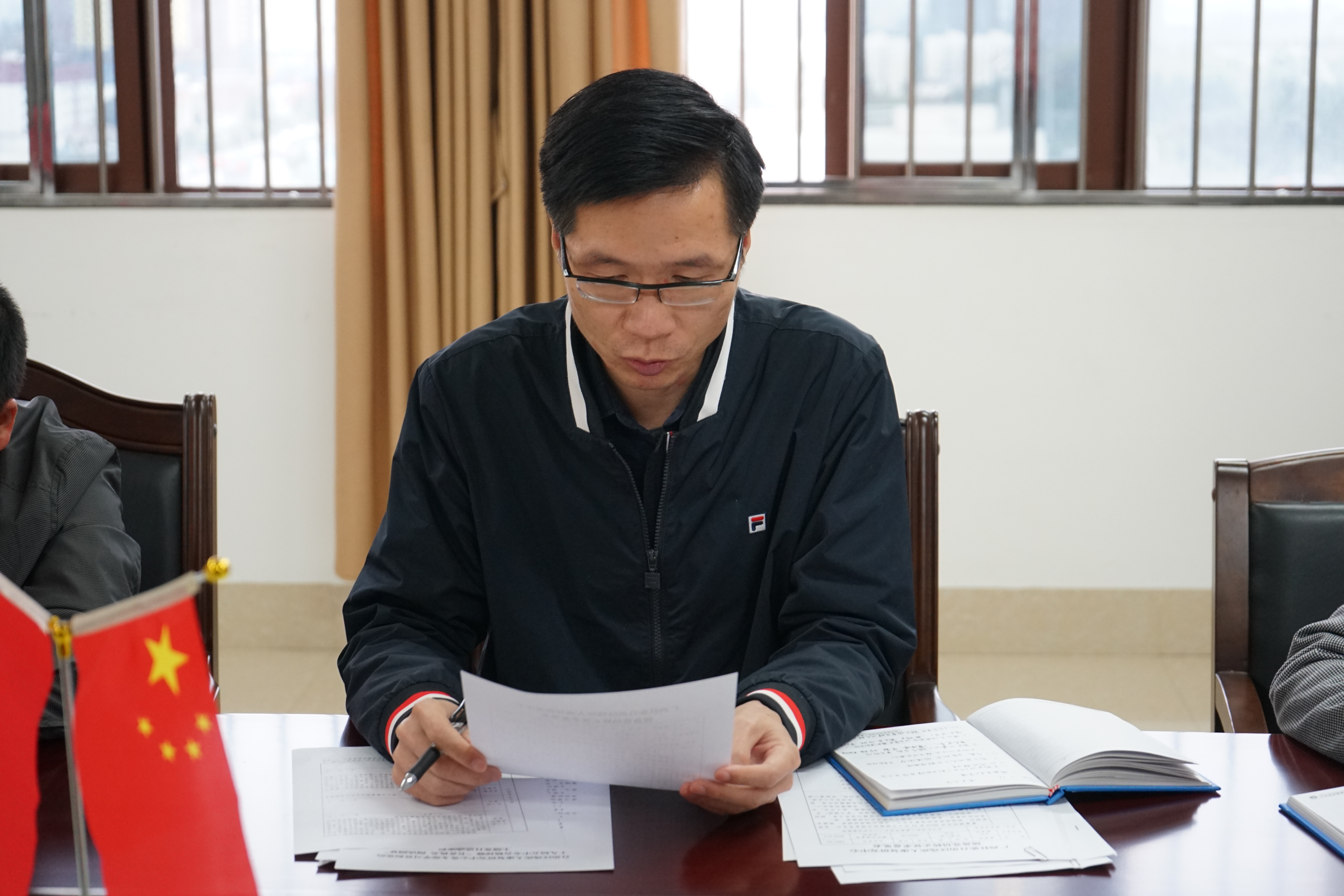 图为支部书记陈国治讲话